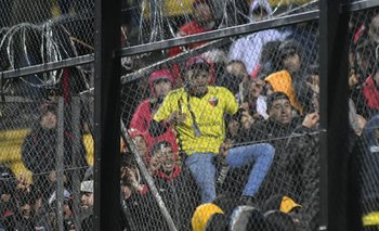 Los incidentes entre hinchas de Peñarol y Colón fueron graves