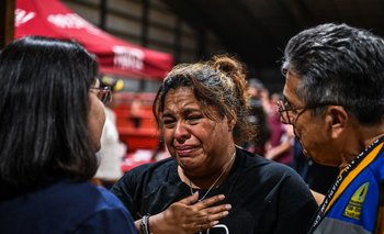 Una mujer llora durante la vigilia por las víctimas del tiroteo en Uvalde