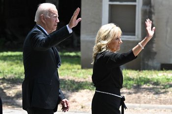Joe Biden junto a su esposa