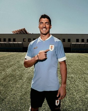 Luis Suárez apareció con la camiseta celeste que Uruguay utilizará en el Mundial de Qatar 2022
