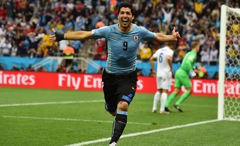 Uno de los goles de Suárez para Uruguay ante Inglaterra