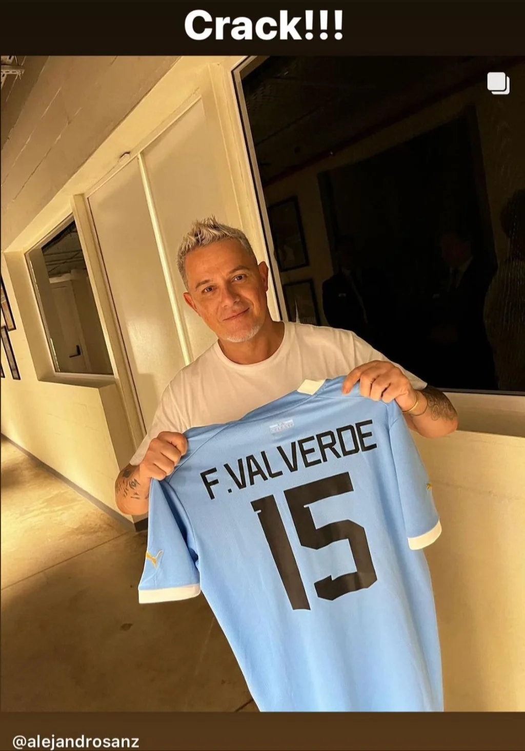 Una estrella mundial de la música mostró una camiseta de Uruguay 