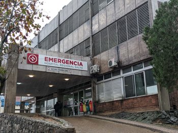 Entrada al Hospital de Salto, donde permanece internada la bebé