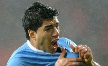 Suárez festejando el gol contra Corea del Sur en 2010
