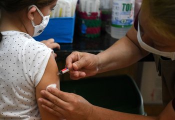 En caso de aprobarse la vacunación a niños en Uruguay, no será obligatoria, según las autoridades