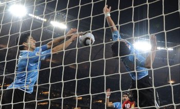 El gol que evitó Suárez; fue penal y después lo falló Gyan