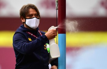 Sanitización de la cancha de Aston Villa