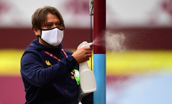 Sanitización de la cancha de Aston Villa