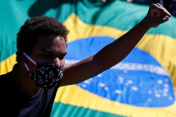 Hasta el inicio de la tarde, la prensa brasileña reportó, con imágenes de avenidas llenas de manifestantes incluidas vistas aéreas, protestas contra Bolsonaro.