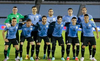 El equipo de Uruguay ante Paraguay en junio con Muslera, Cáceres, Godín y Suárez