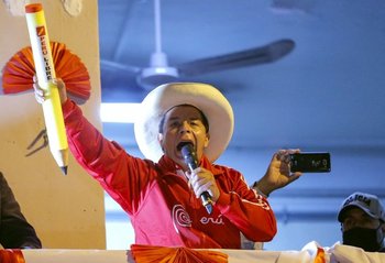El candidato izquierdista Pedro Castillo se impuso en la primera vuelta de las elecciones y llega como favorito al balotaje en Perú