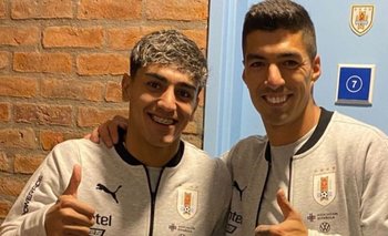 Facundo Torres junto a Luis Suárez en el Complejo Uruguay Celeste