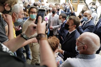 El presidente francés recibió un cachetazo en su mejilla izquierda mientras realizaba una visita por Drôme