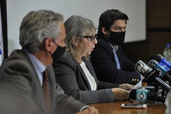 La presidenta de UTE, Silvia Emaldi, anunciando el pasaje de la auditoría a la Fiscalía. 