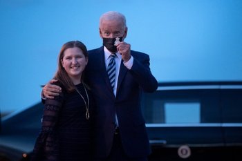 Joe Biden junto a su hija, tras llegar a Inglaterra