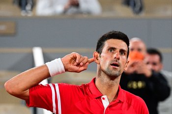 Djokovic sigue en el ojo de la tormenta en Australia