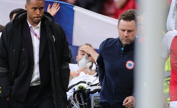 El momento en que el futbolista danés es retirado de la cancha por los paramédicos
