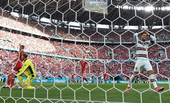 Cristiano Ronaldo lamenta un gol errado; atrás el estadio a pleno 