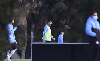 Martín Cáceres y Luis Suárez en el equipo titular este martes de tarde