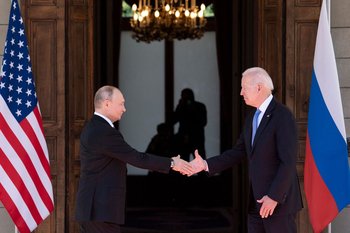 Putin y Biden estrechándose la mano