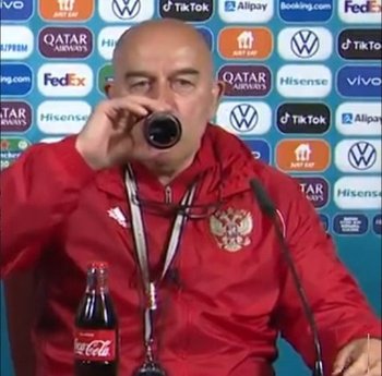 Stanislav Cherchesov tomando Coca Cola en plena conferencia de prensa