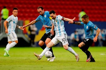 Torreira y Godín estarán otra vez, como hace un mes, contra Messi en Uruguay-Argentina