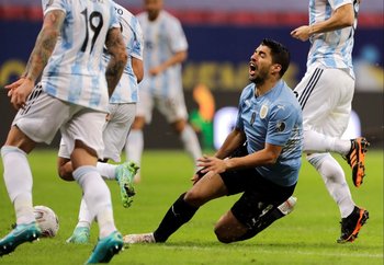 Luis Suárez contra Argentina en la Copa América 2021