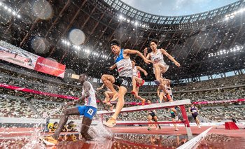 Prueba de obstáculos de 3000 m durante un evento de atletismo para los Juegos Olímpicos en el Estadio Nacional de Tokio 