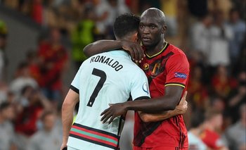 Romelu Lukaku consuela a Cristiano Ronaldo