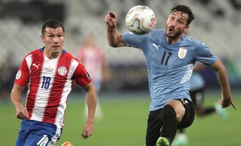 Matías Viña es titular de la selección uruguaya