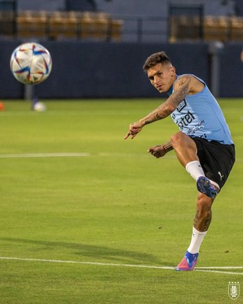 Lucas Torreira en Phoenix y con la pelota del Mundial