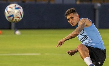 Lucas Torreira en Phoenix y con la pelota del Mundial