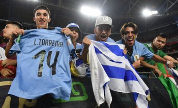 Los hinchas alentaron en el estadio, y miles de uruguayos lo siguieron por TV