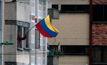 Un hombre agita una bandera colombiana en Bucaramanga, tras los resultados de la primera ronda de las elecciones 