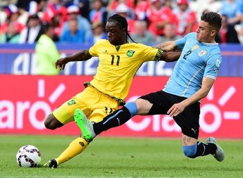 José María Giménez de Uruguay marca a Darren Mattocks de Jamaica en la Copa América de Chile 2015