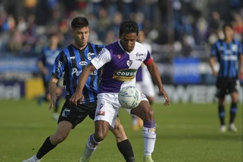  Rivero presiona a Juan Álvez en salida