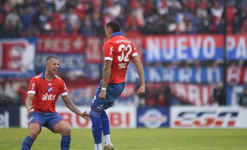 Un festejo de gol entre Coelho y Fagúndez