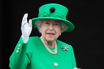 La reina saludando en el cierre de los festejos de sus 70 años en el trono