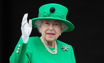 La reina saludando en el cierre de los festejos de sus 70 años en el trono