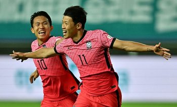 Hwang Heechan celebra su gol