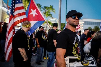  Henry "Enrique" Tarrio en una protesta de cubanos contra su gobierno; en Miami, Florida