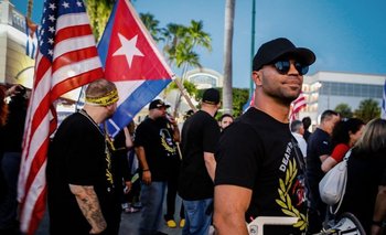  Henry "Enrique" Tarrio en una protesta de cubanos contra su gobierno; en Miami, Florida