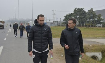 Diego Godín y Diego Alonso durante la caminata cuando Uruguay clasificó al Mundial