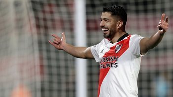 Luis Suárez y un montaje con la camiseta millonaria