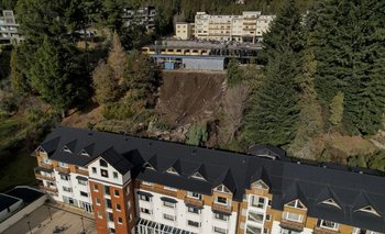 Imagen aérea en la que se puede ver el desplazamiento de tierra que afectó al Hotel Bustillo de Bariloche