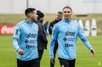 Darwin Núñez y Maximiliano Gómez en un alto del entrenamiento de la selección uruguaya de este miércoles