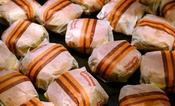 Esta fotografía muestra hamburguesas dobles con queso envueltas en la versión rusa de un antiguo restaurante McDonald