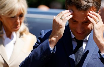 El presidente de Francia, Emmanuel Macron, y su esposa, la primera dama francesa, Brigitte Macron, llegan para votar en las elecciones parlamentarias francesas en un colegio electoral en Le Touquet, en el norte de Francia.