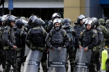 Oficiales en protestas en Ecuador