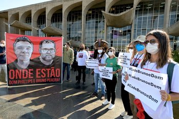 Protesta frente al Ministerio de Justicia en Brasilia, por la desaparición de Dom Phillips y Bruno Pereira; 14 de junio, 2022 